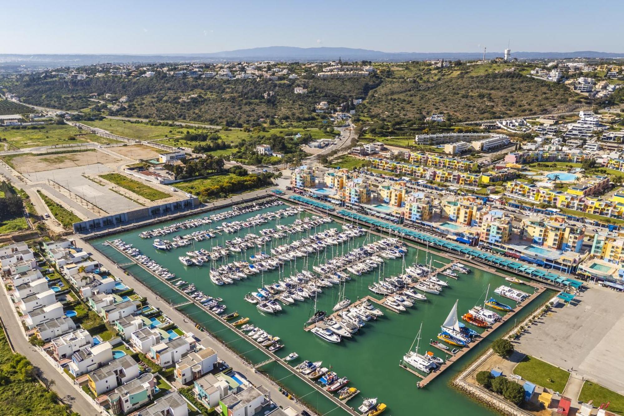 Marina Breeze Apartment With Pool - 900M From The Beach Albufeira Buitenkant foto