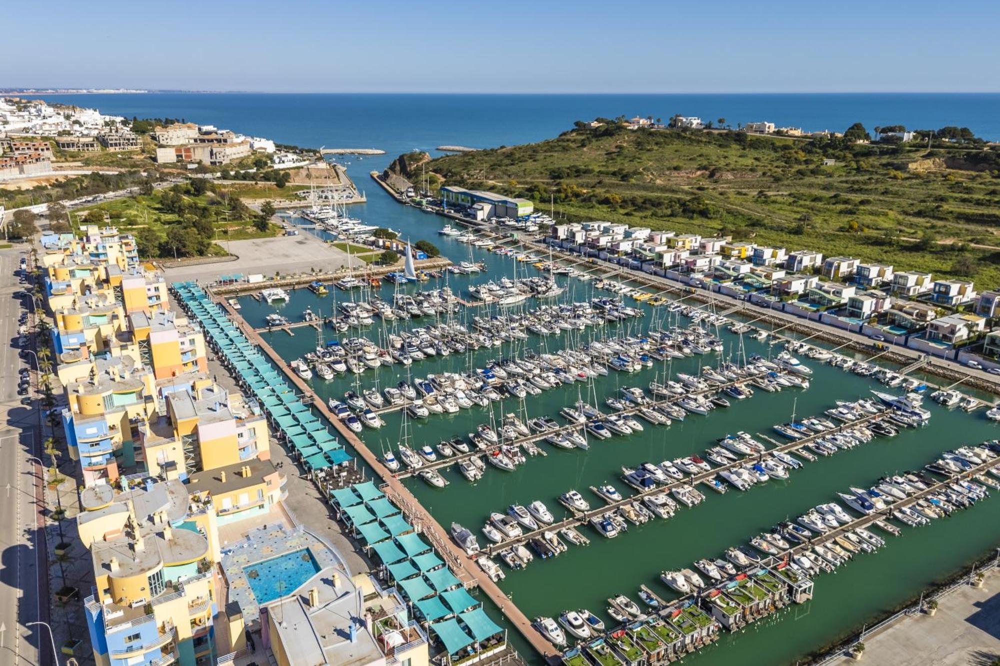 Marina Breeze Apartment With Pool - 900M From The Beach Albufeira Buitenkant foto