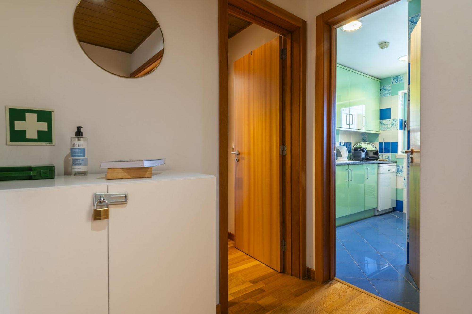 Marina Breeze Apartment With Pool - 900M From The Beach Albufeira Buitenkant foto