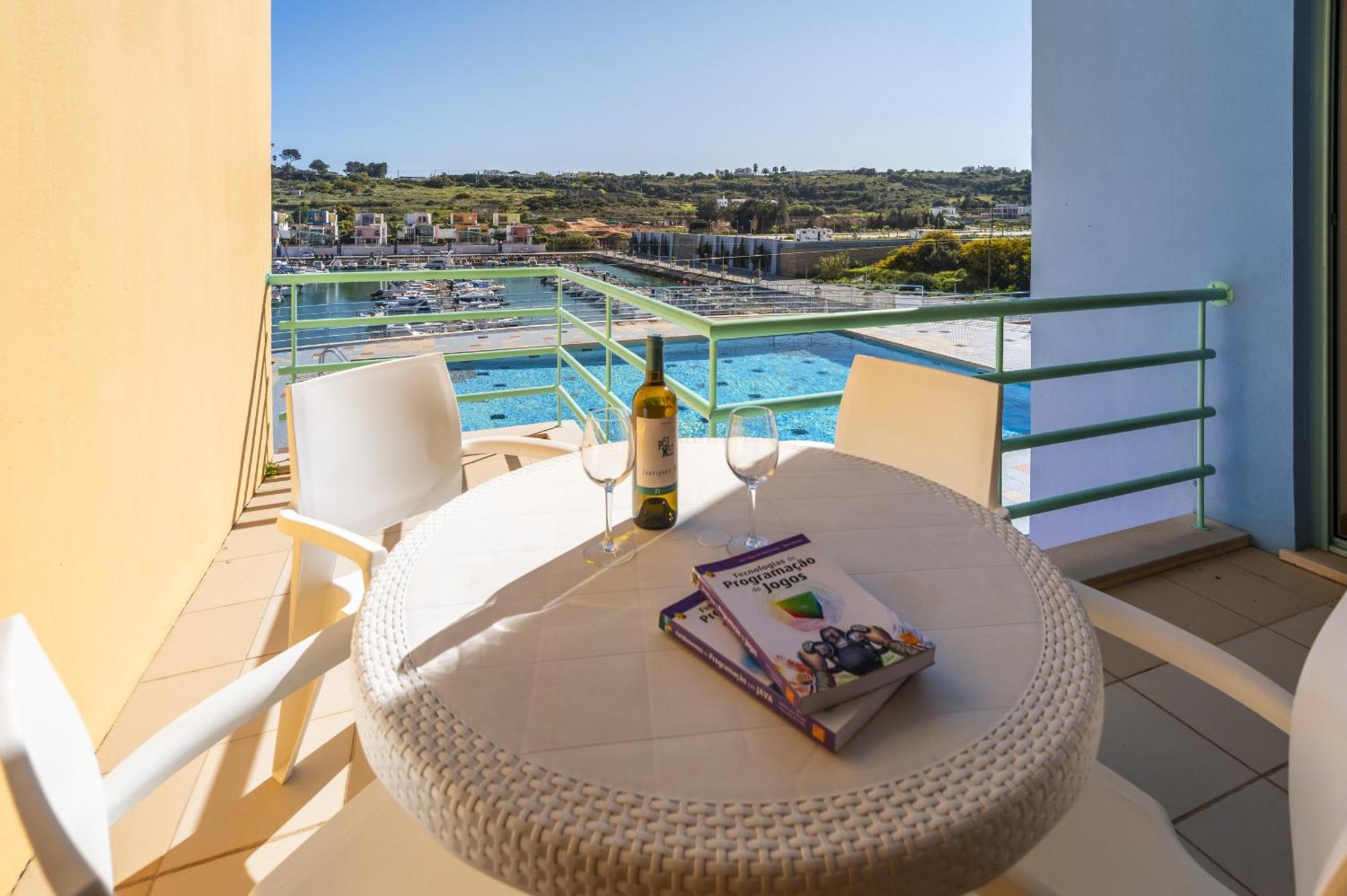 Marina Breeze Apartment With Pool - 900M From The Beach Albufeira Buitenkant foto